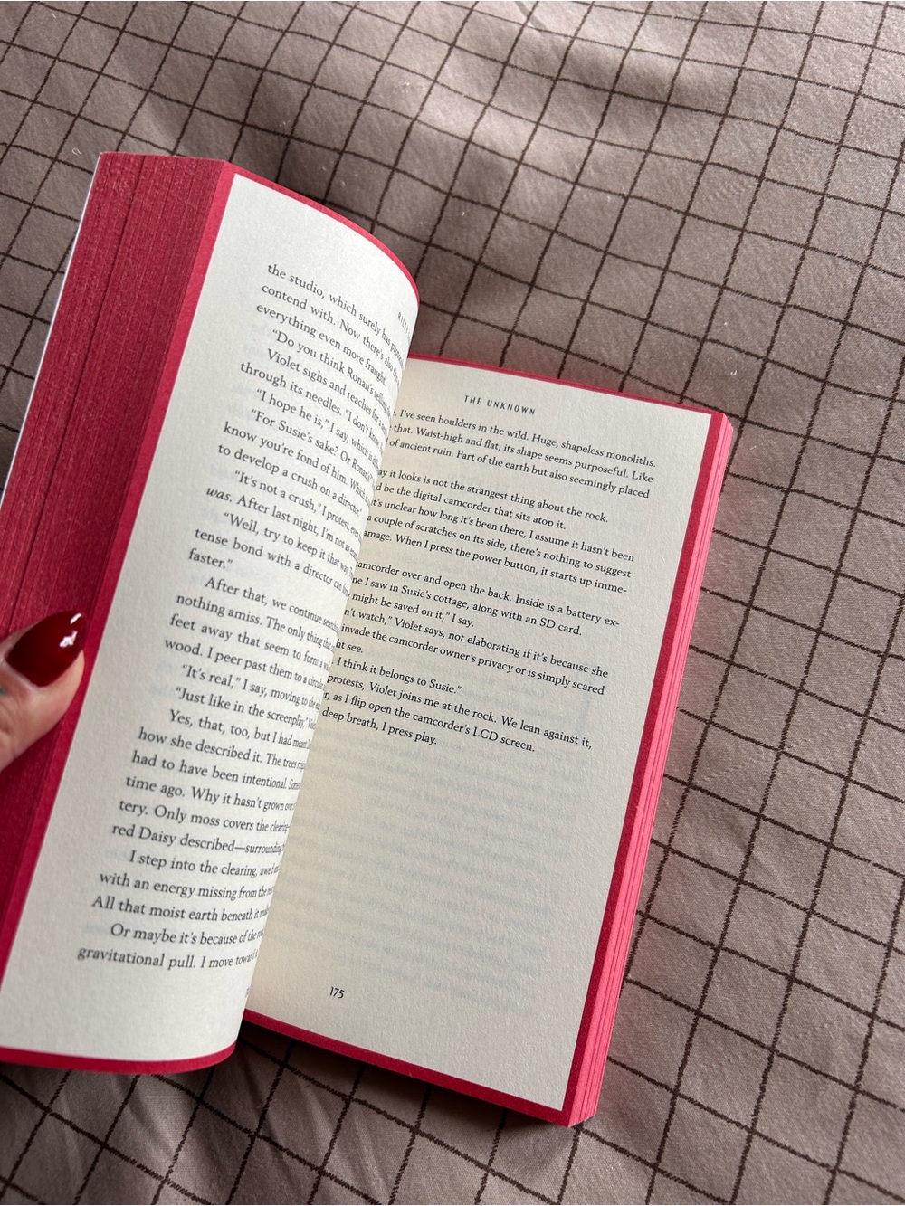 The Unknown Paperback - Riley Sager - Picture 2 of 4
